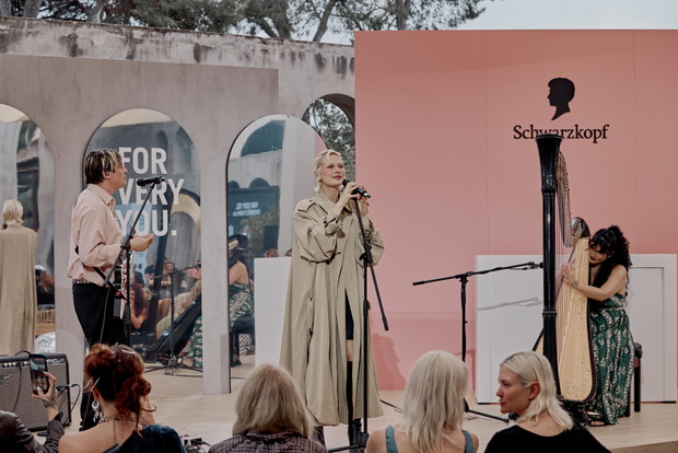 Alli Neumann performing at Schwarzkopf FOR EVERY YOU event_6