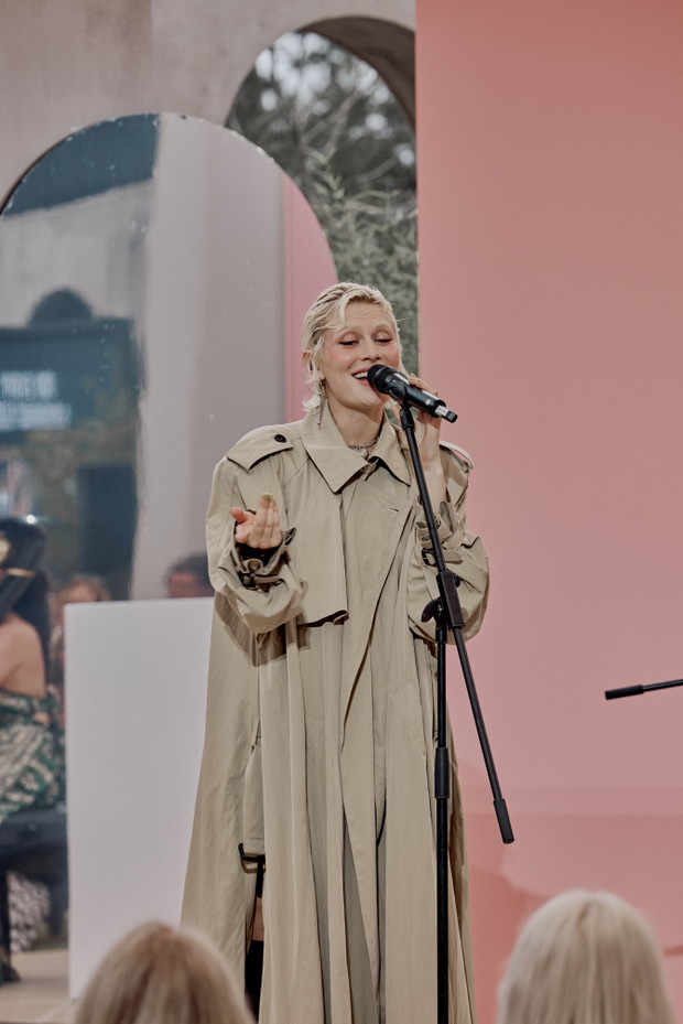 Alli Neumann performing at Schwarzkopf FOR EVERY YOU event_3