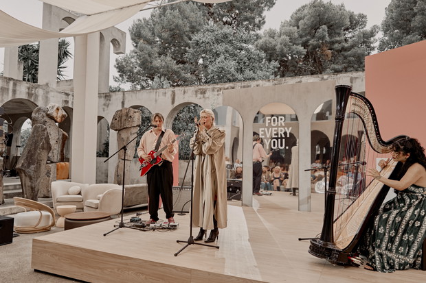 Alli Neumann performing at Schwarzkopf FOR EVERY YOU event_2