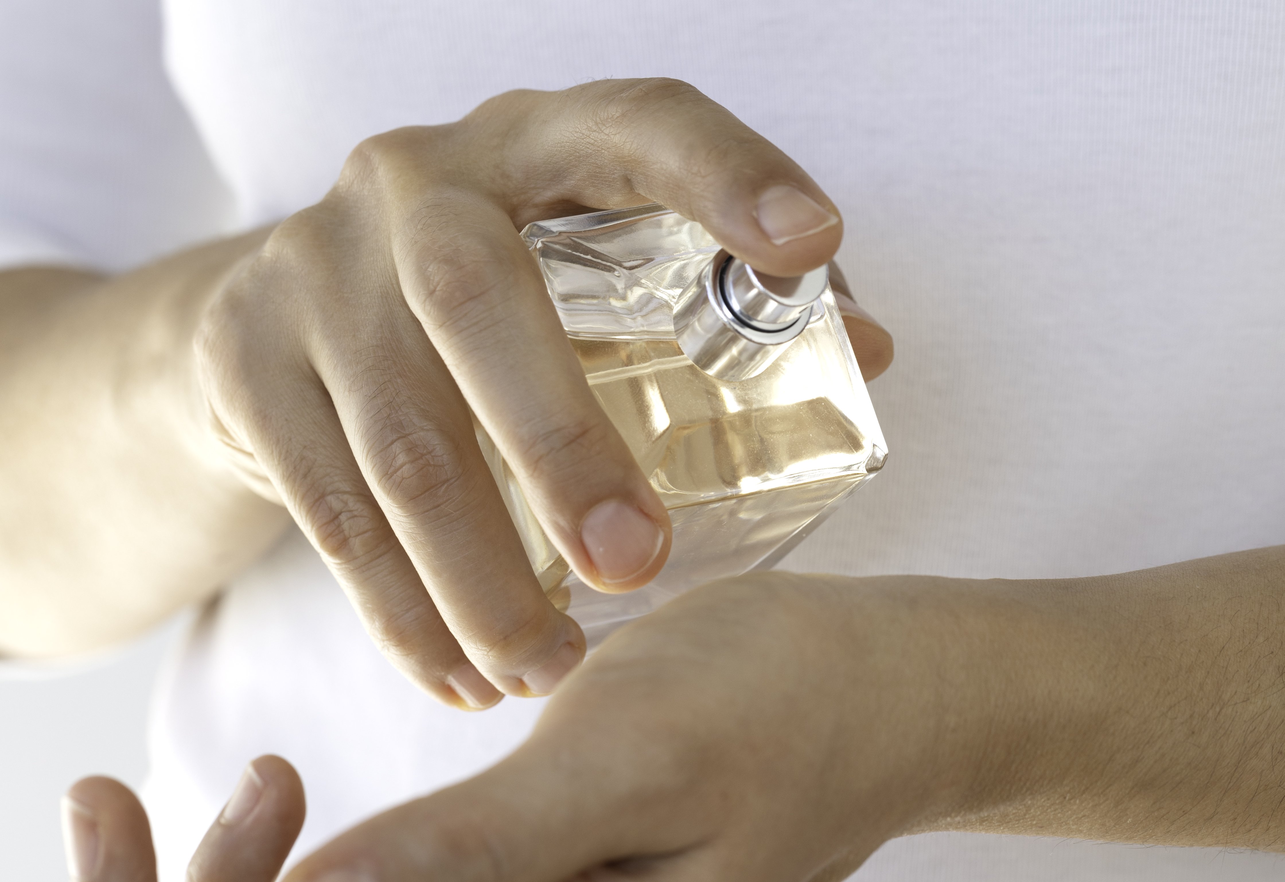 Jak poprawić trwałość perfum latem?