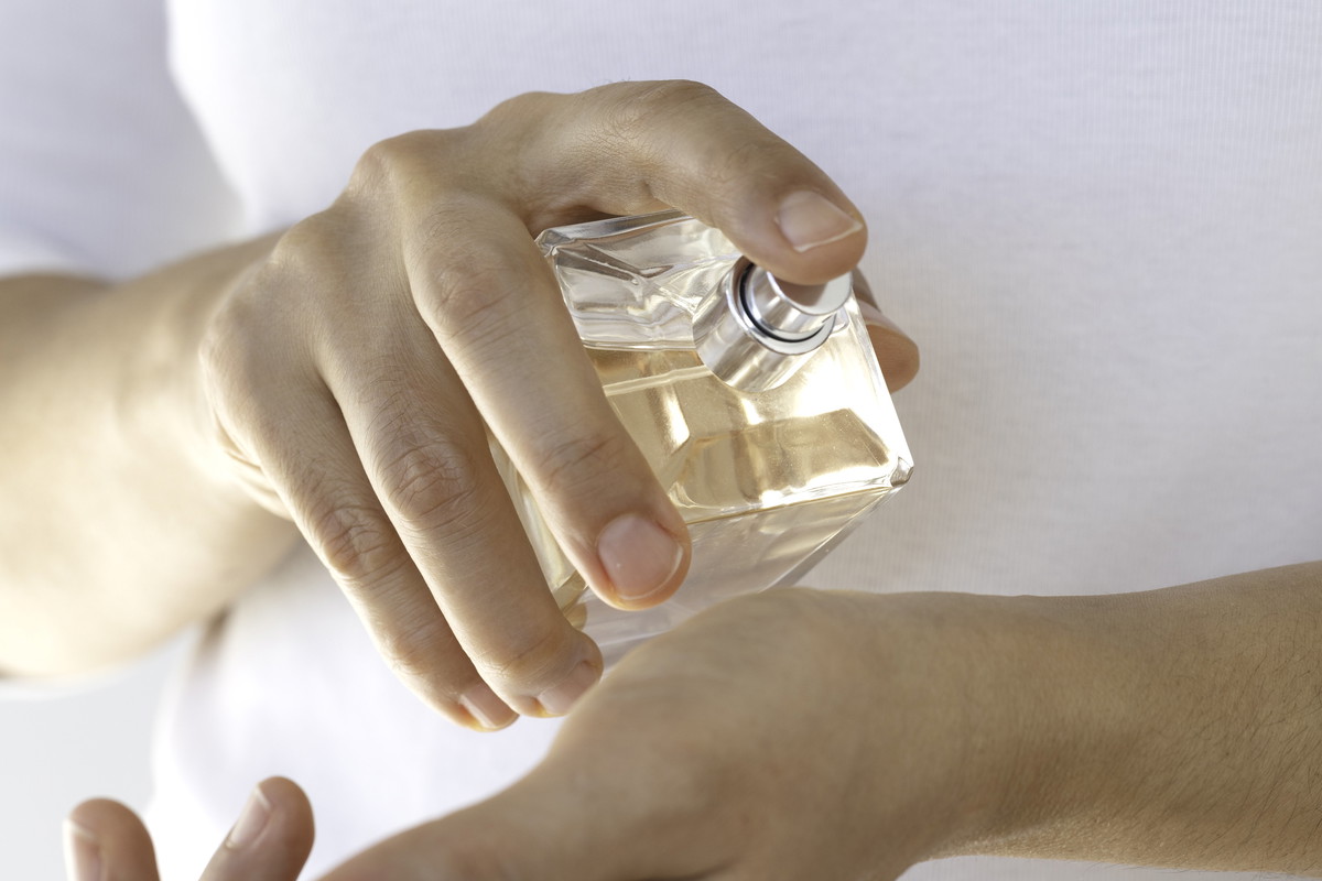 Jak poprawić trwałość perfum latem?