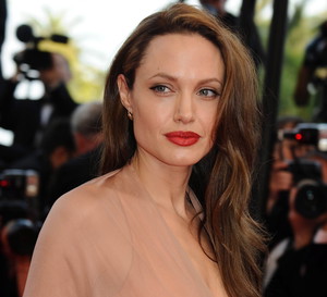 Modny blond na lato 2026 w stylu Angeliny Jolie
