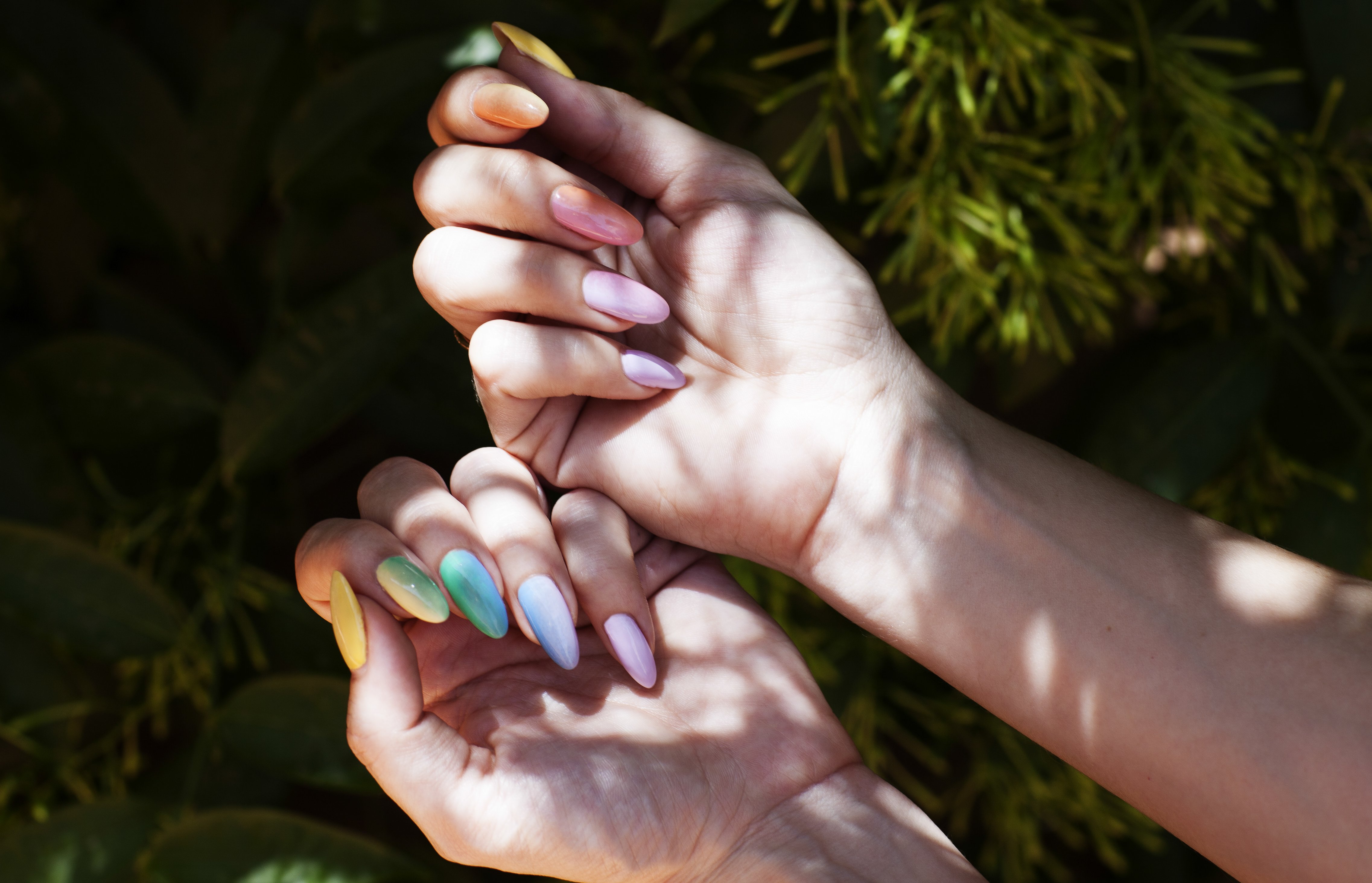 Lakiery solarne - trendy manicure na lato 2026