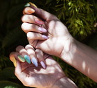 Lakiery solarne - trendy manicure na lato 2026