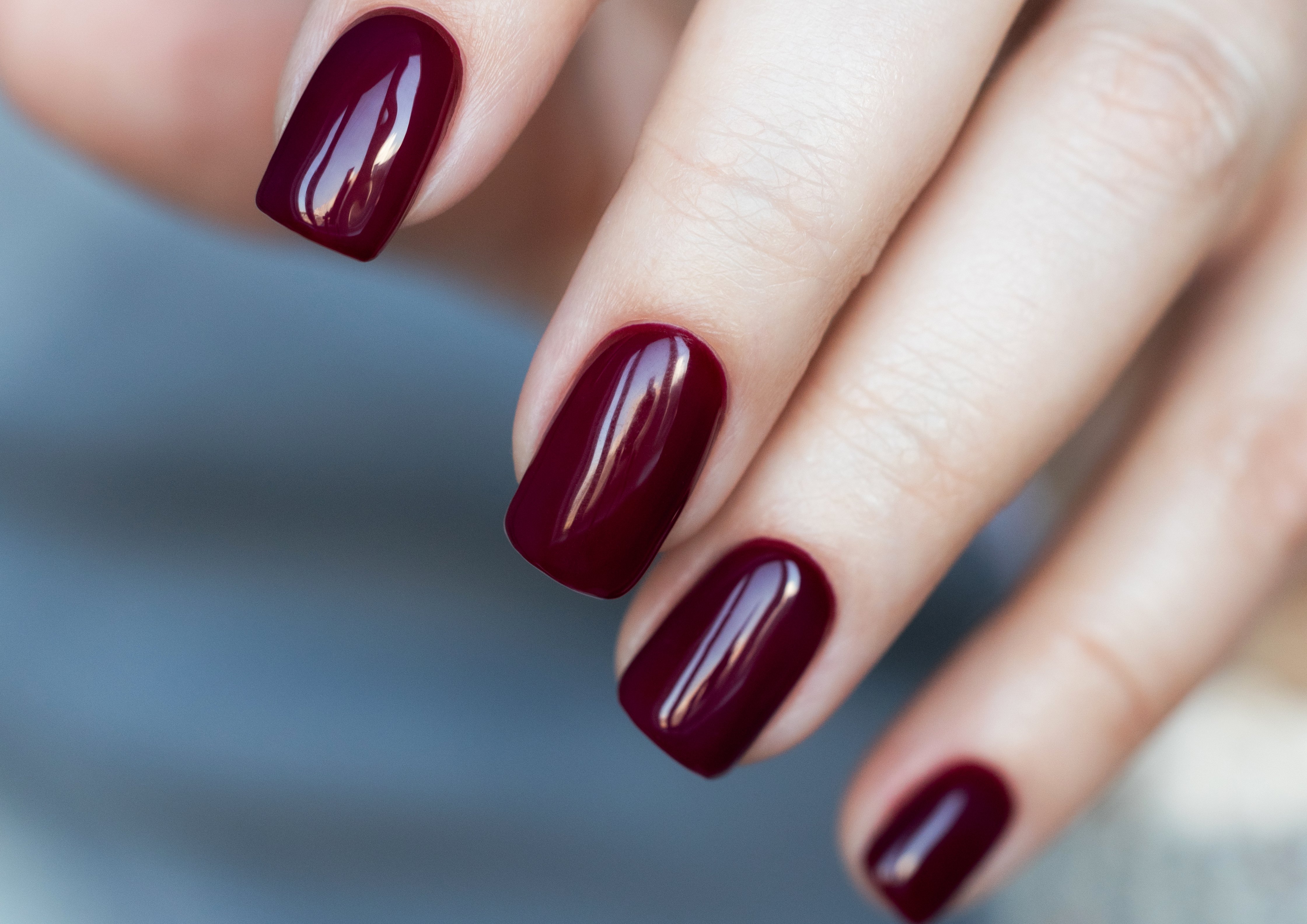 Frosted cherry cola nails - modny manicure na lato 2026