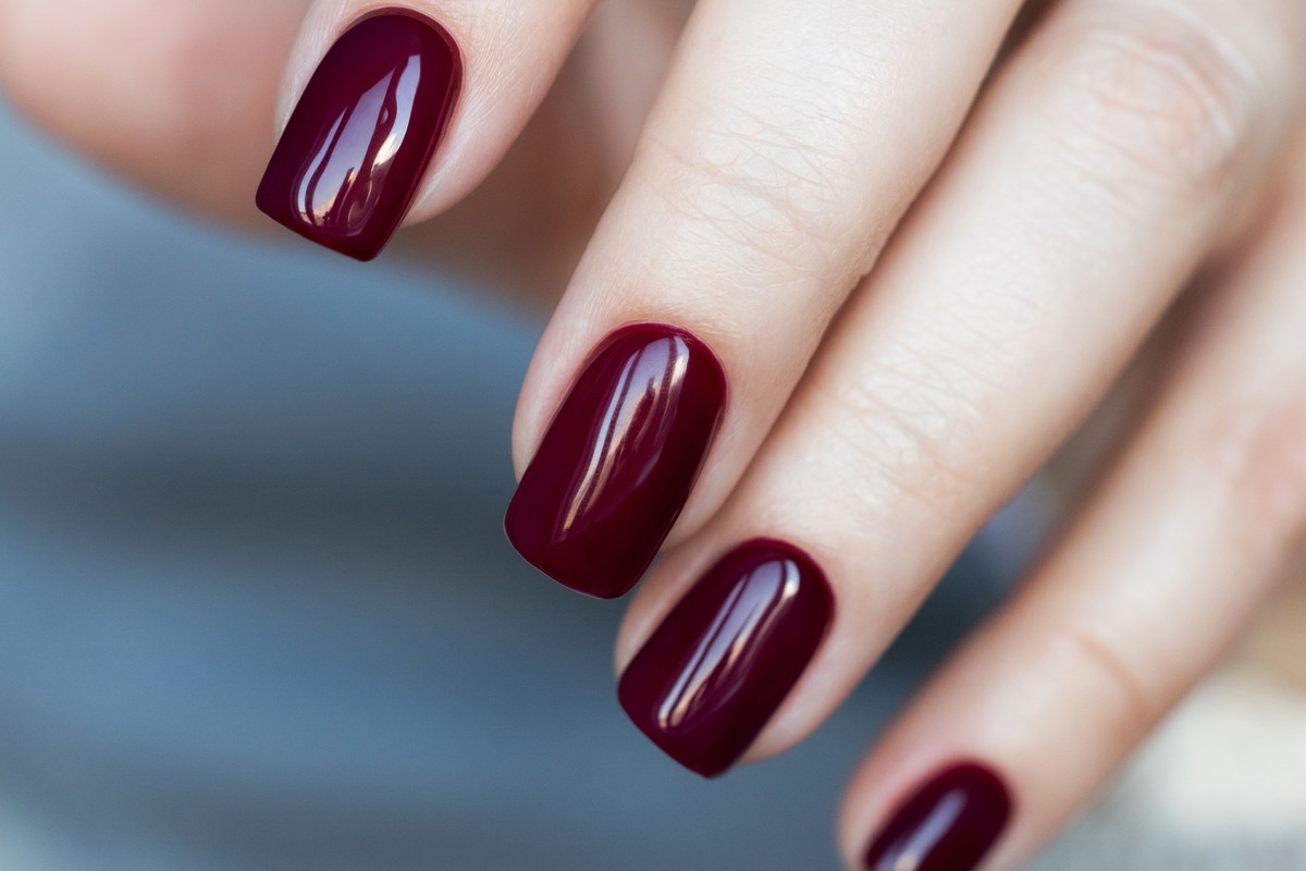 Frosted cherry cola nails - modny manicure na lato 2026