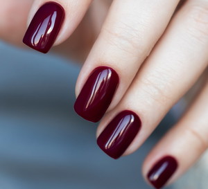 Frosted cherry cola nails - modny manicure na lato 2026