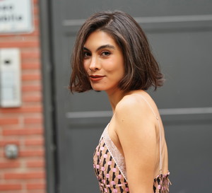 Krótka fryzura na lato 2026 - bell bottom haircut