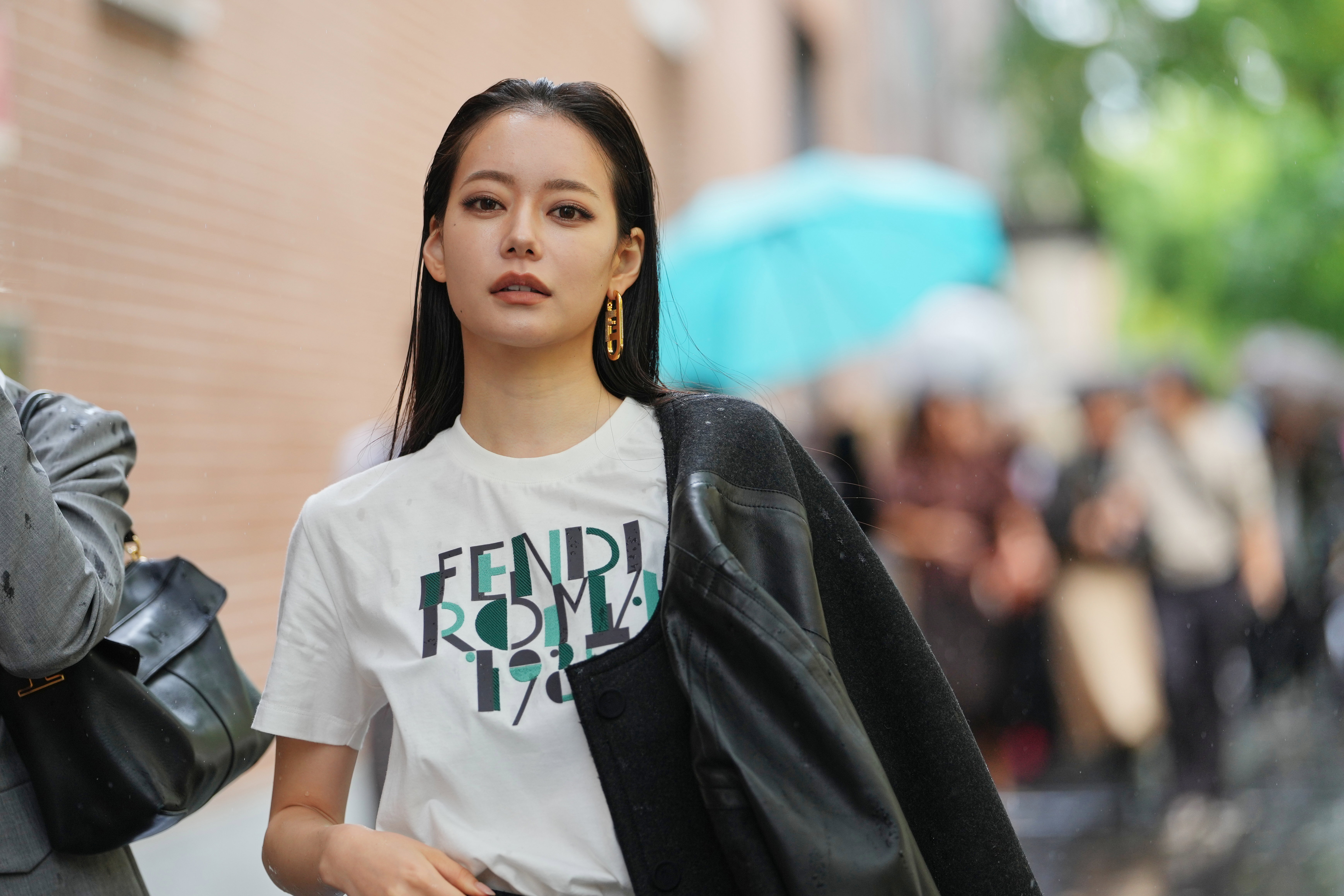 T-shirt z nadrukiem to modny trend na lato. wybrałam 9 wakacyjnych modeli