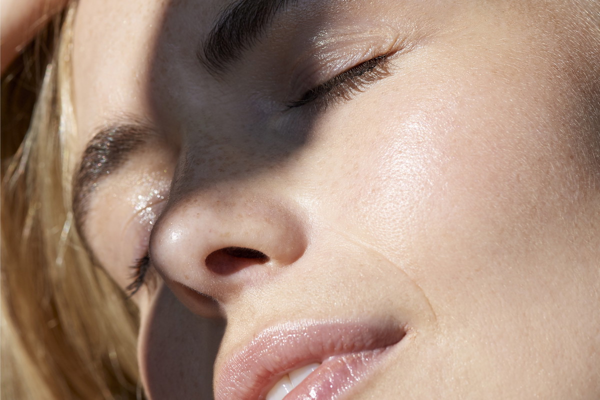 Lekki tint do twarzy z witaminą C i SPF50