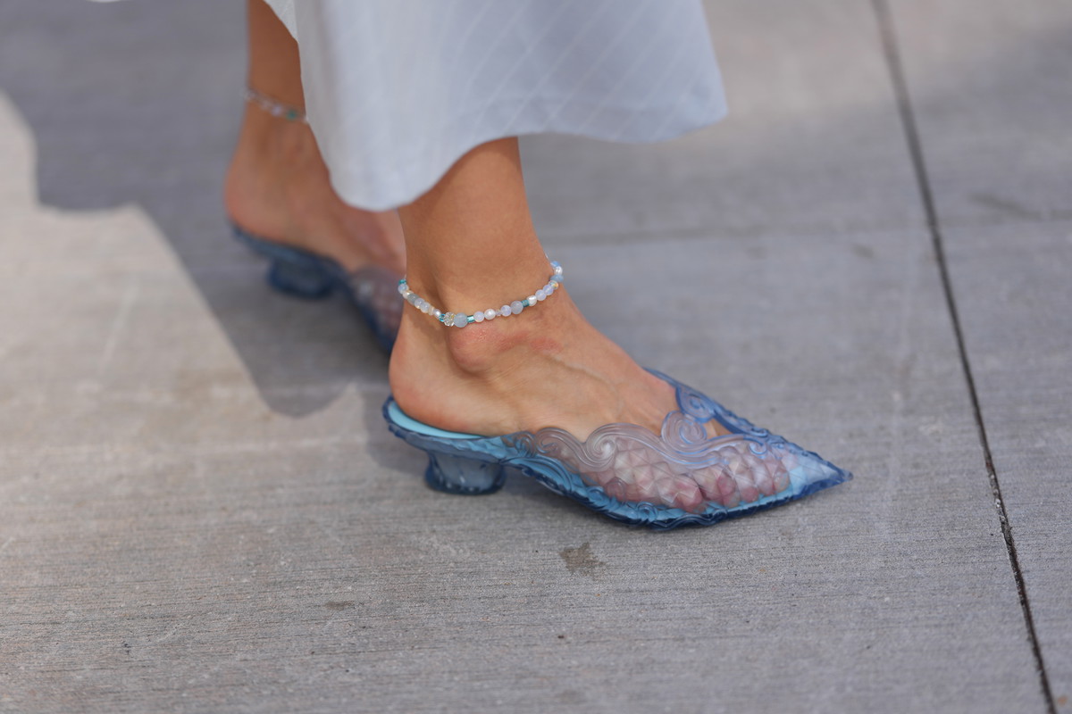Jelly kitten heels to najmodniejsze żelowe buty na lato 2026