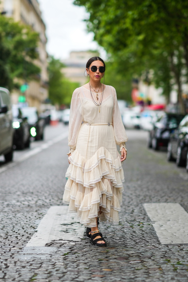Street Style - Paris Fashion Week - Haute Couture Fall/Winter 2021/2022 : Day Two