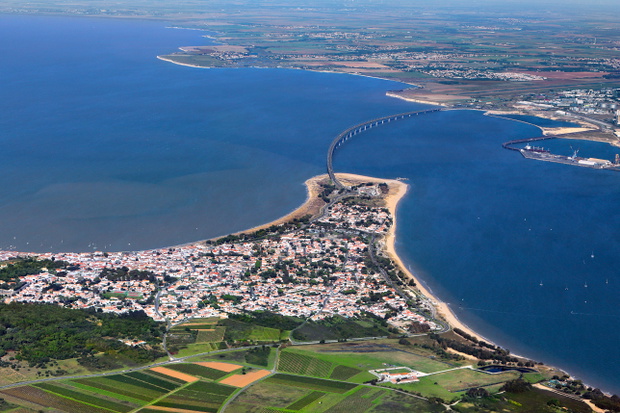 Pont de l'ile de Ré avec vue sur la ville de Rivedoux