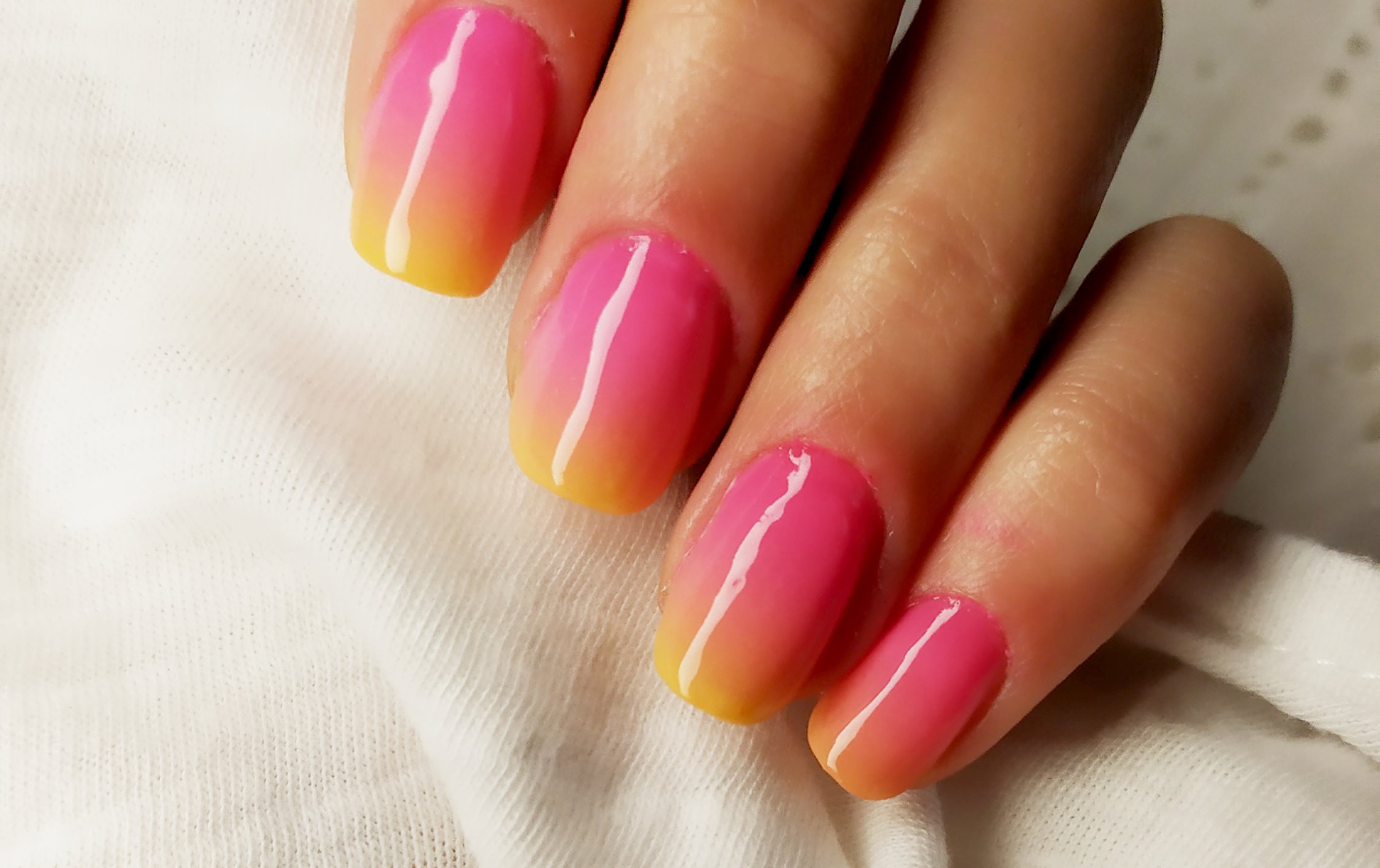 Mandarynkowo-wiśniowe paznokcie w stylu "sunset nails"