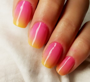 Mandarynkowo-wiśniowe paznokcie w stylu "sunset nails"