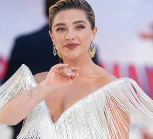 Modny manicure na sierpień 2026 w stylu Florence Pough