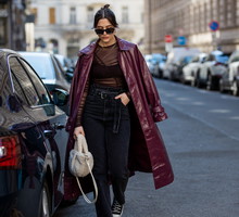 Burgundowe sneakersy na jesień