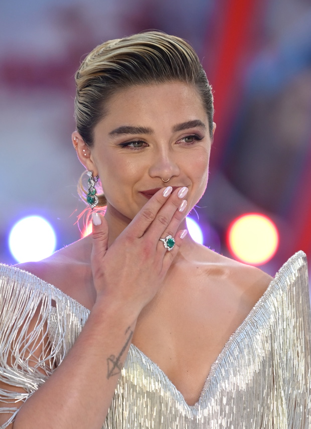 Modny manicure na sierpień 2026 w stylu Florence Pough