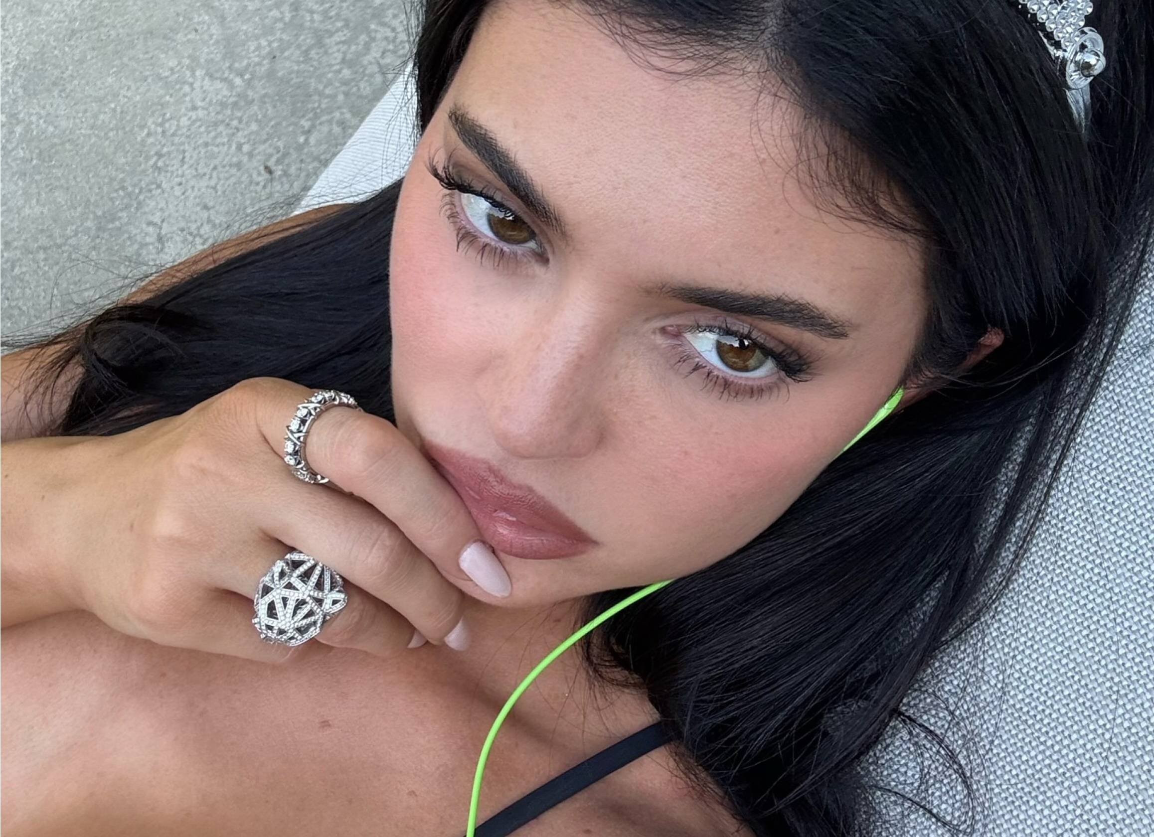 "Bedazzled nails" w stylu Kylie Jenner