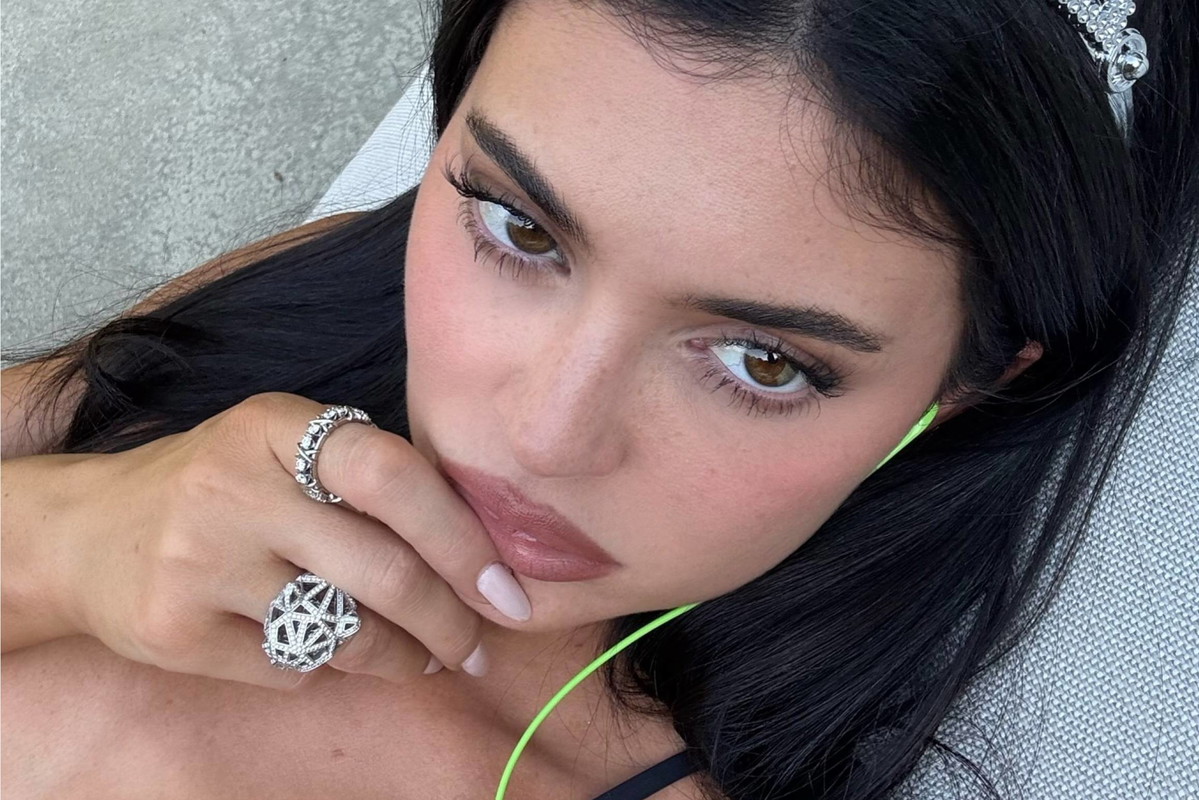 "Bedazzled nails" w stylu Kylie Jenner