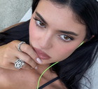 "Bedazzled nails" w stylu Kylie Jenner
