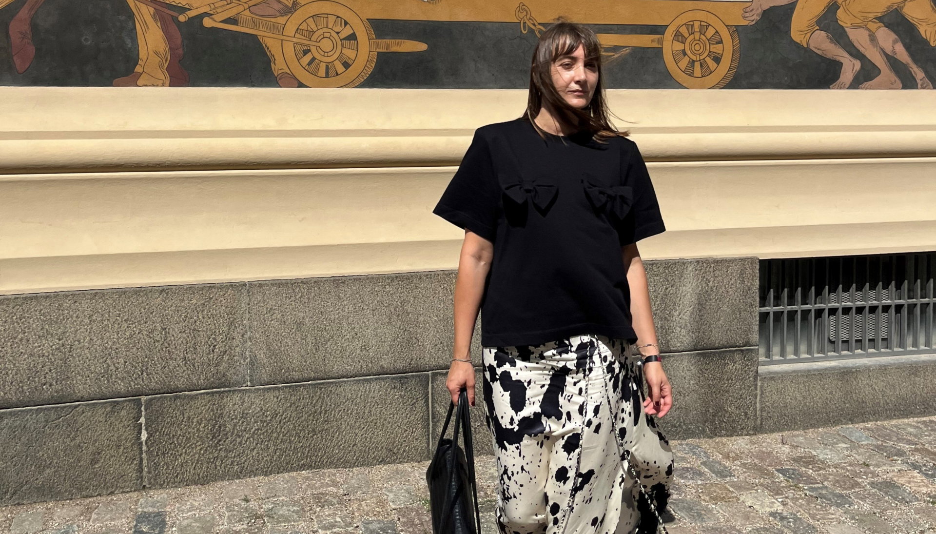 Magdalena Matuszek, szefowa działu mody GLAMOUR z torebką MAKO