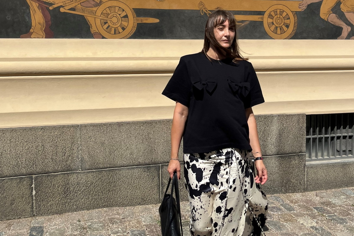 Magdalena Matuszek, szefowa działu mody GLAMOUR z torebką MAKO