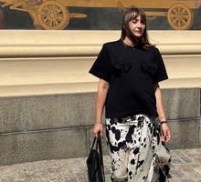Magdalena Matuszek, szefowa działu mody GLAMOUR z torebką MAKO