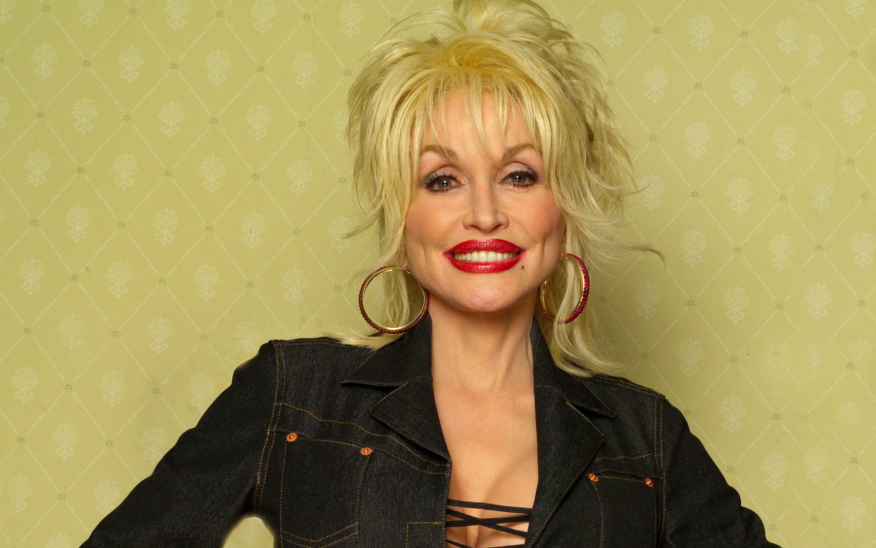 Paznokcie Dolly Parton z lat 80.