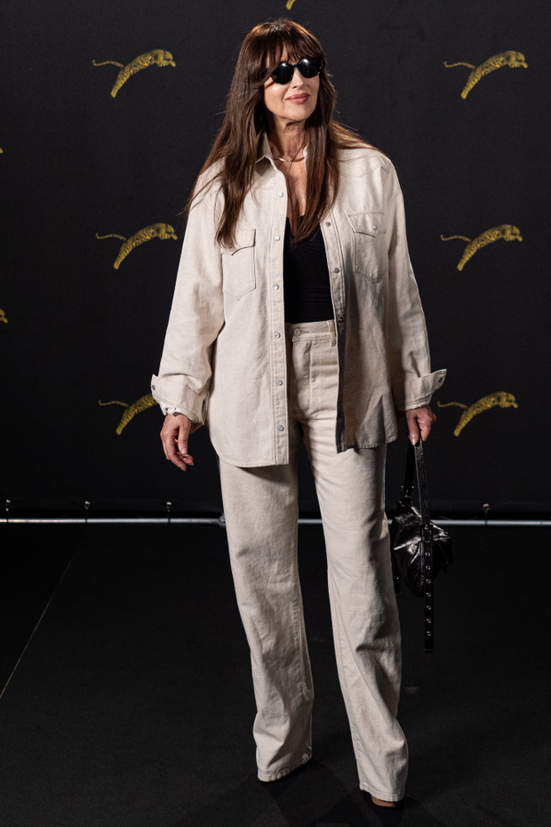 Beżowe jeansy w stylizacji Moniki Bellucci