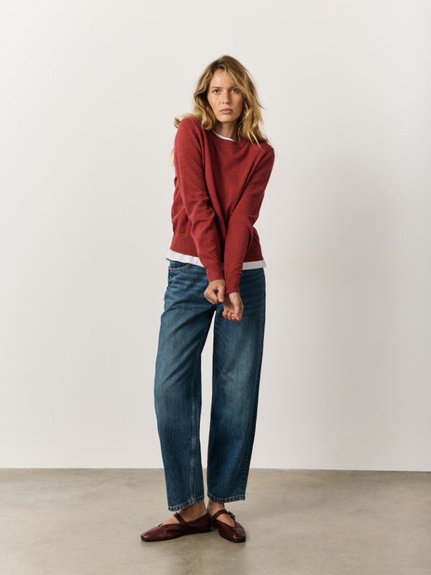 Pomidorowy sweter z Reserved idealnie pasuje do niebieskich jeansów