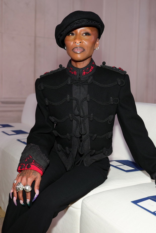 Cynthia Erivo wybiera czarny beret w militarnym stylu