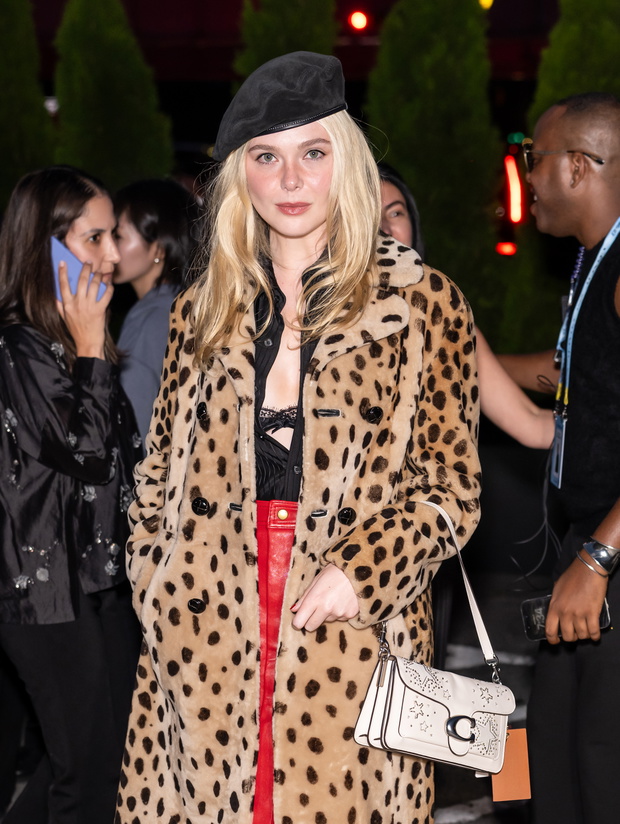 Elle Fanning nosi beret z panterką i czerwoną spódnicą