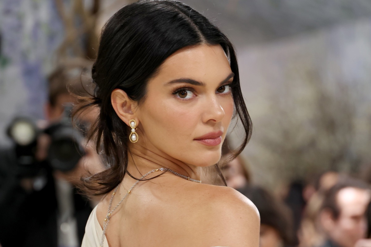 Modne jeansy straight leg w stylu Kendall Jenner na jesień 2026