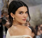 Modne jeansy straight leg w stylu Kendall Jenner na jesień 2026