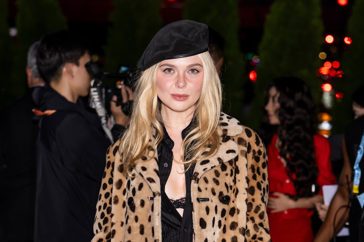 Modny beret na jesień 2026 w stylu Elle Fanning