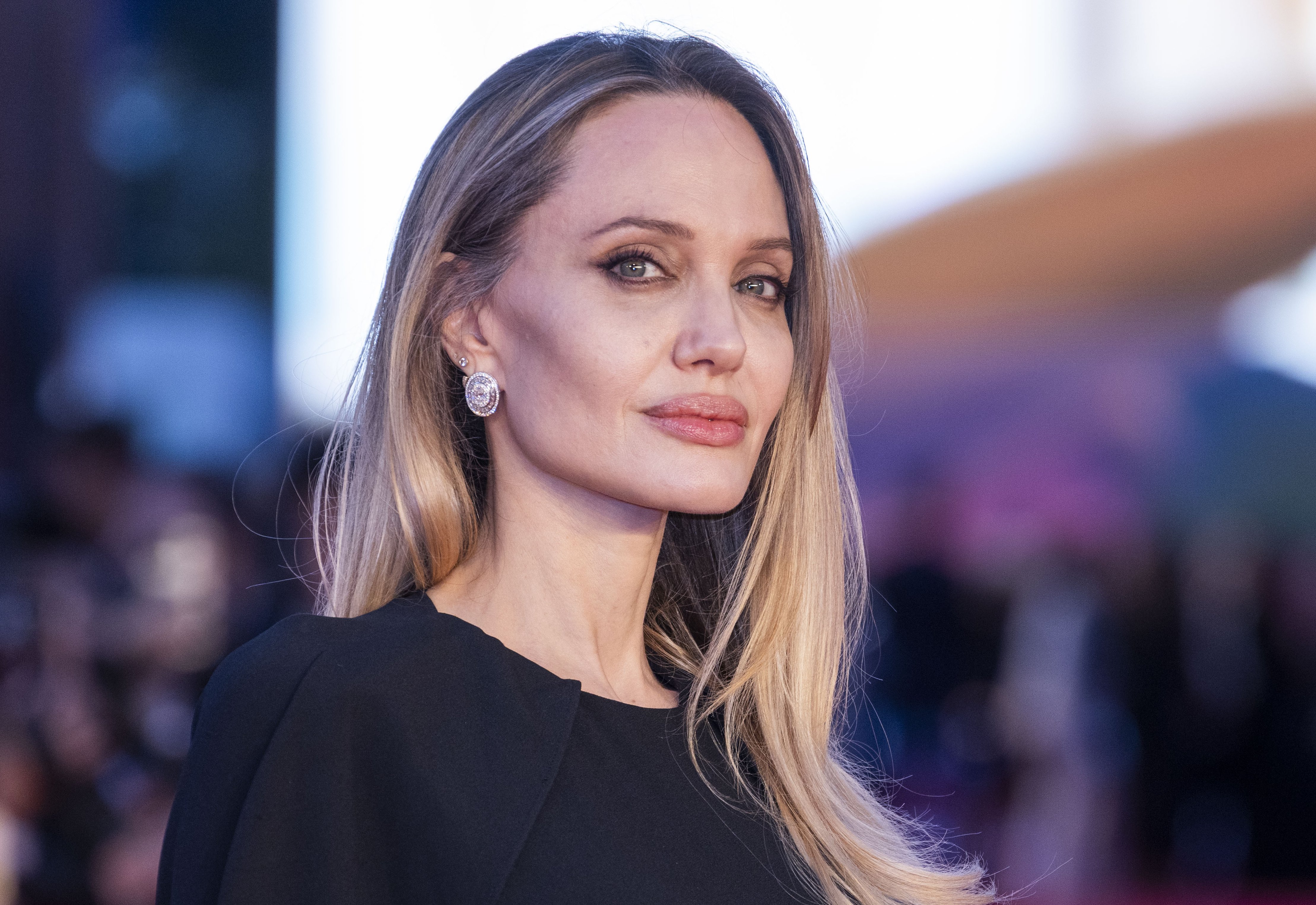 Kaszmirowy blond w stylu Angeliny Jolie