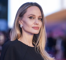 Kaszmirowy blond w stylu Angeliny Jolie