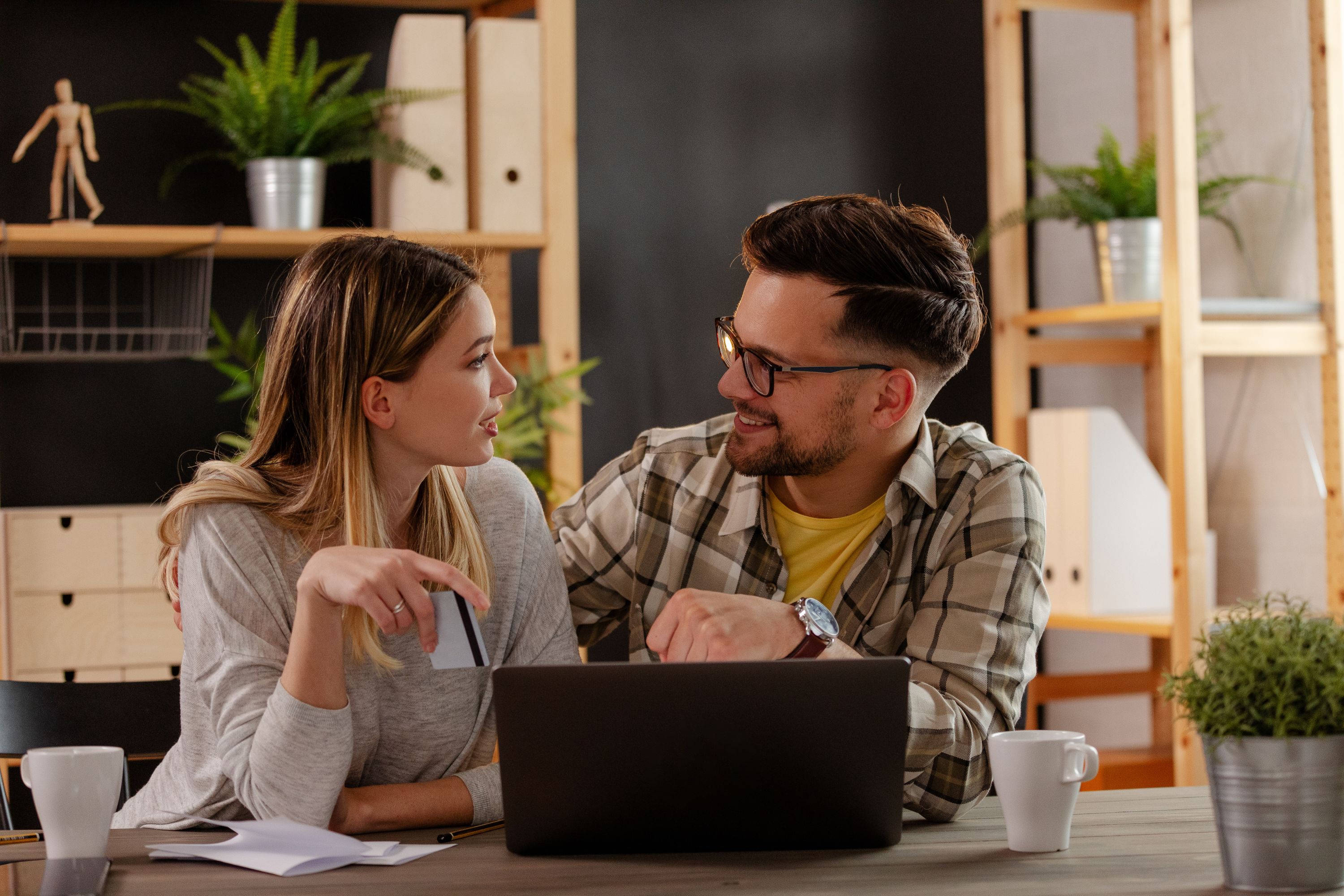 Para przy komputerze