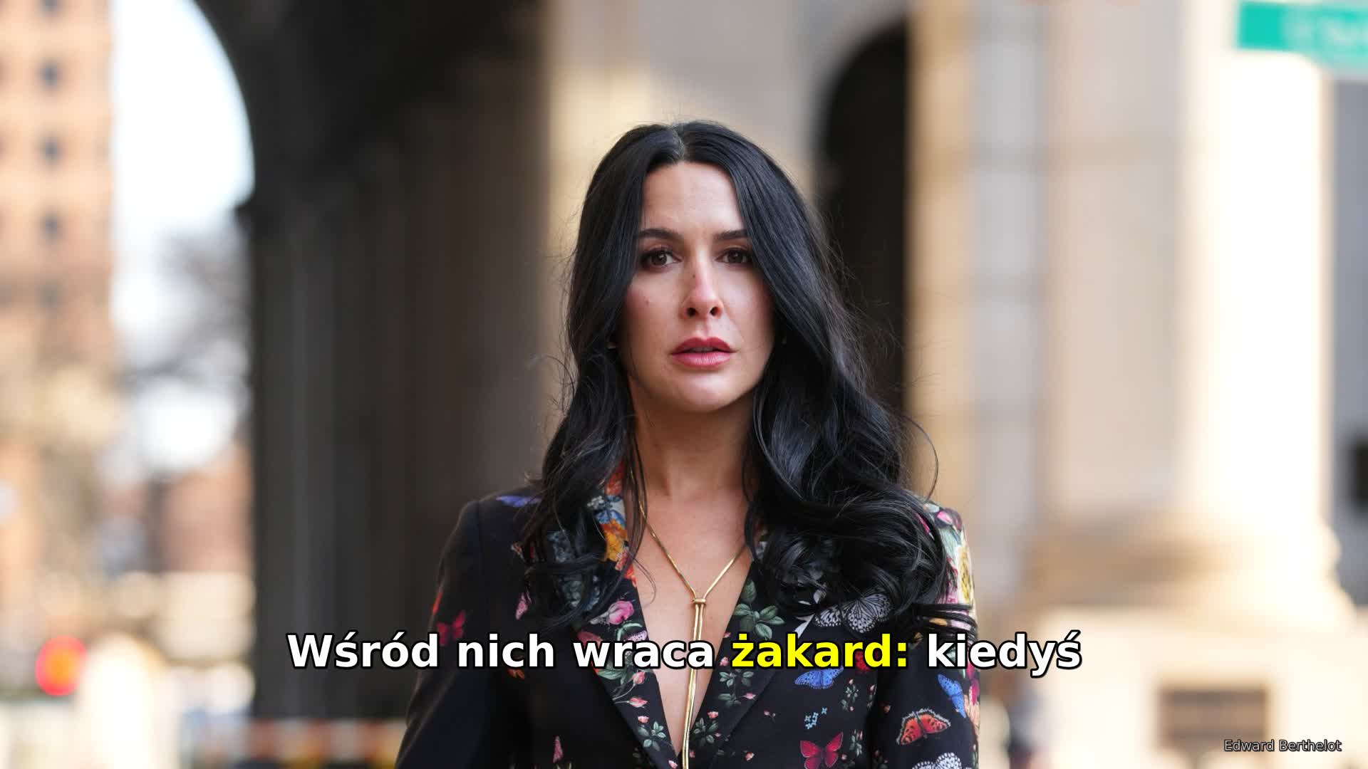 Trend alert: żakard. Ten wzór wygląda luksusowo i znów jest na topie. Jesienią nosimy go na spodniach i marynarkach