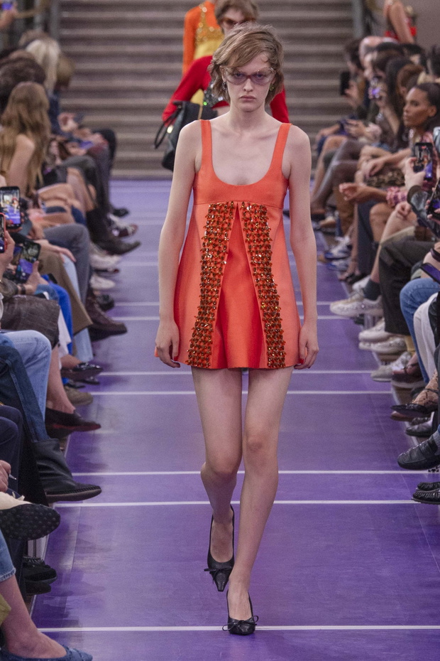 Messy manicure na pokazie Miu Miu Paris Fashion Week X 2026