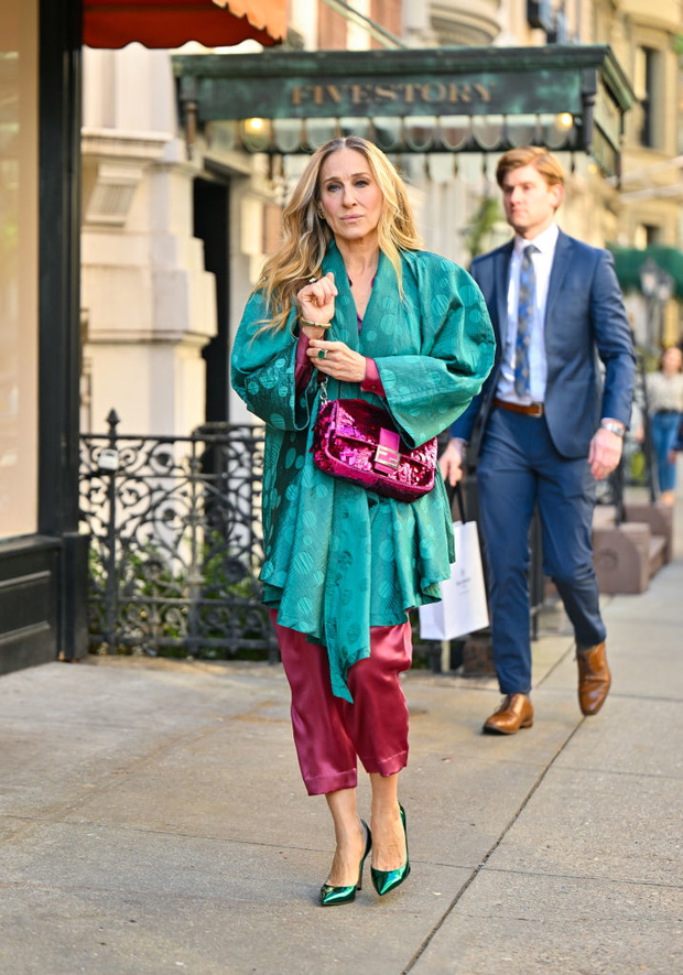 Carrie Bradshaw znów nosi torebkę Fendi
