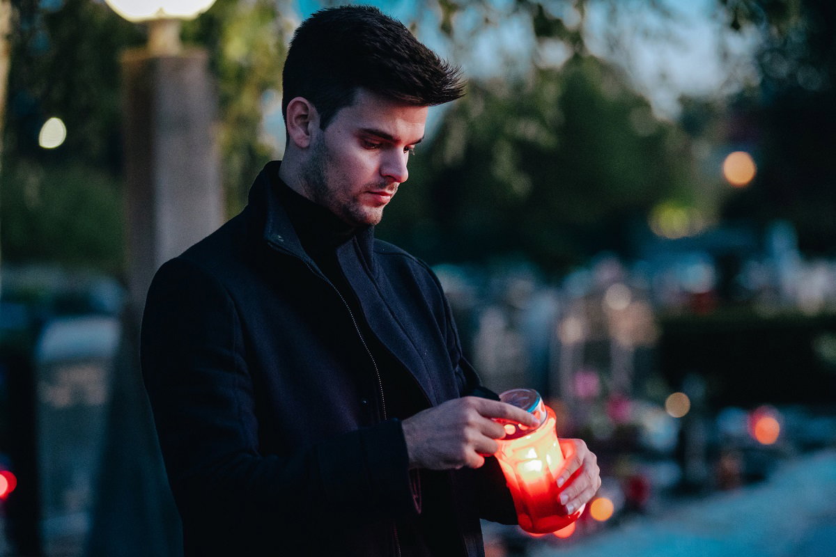 chłopak na cmentarzu