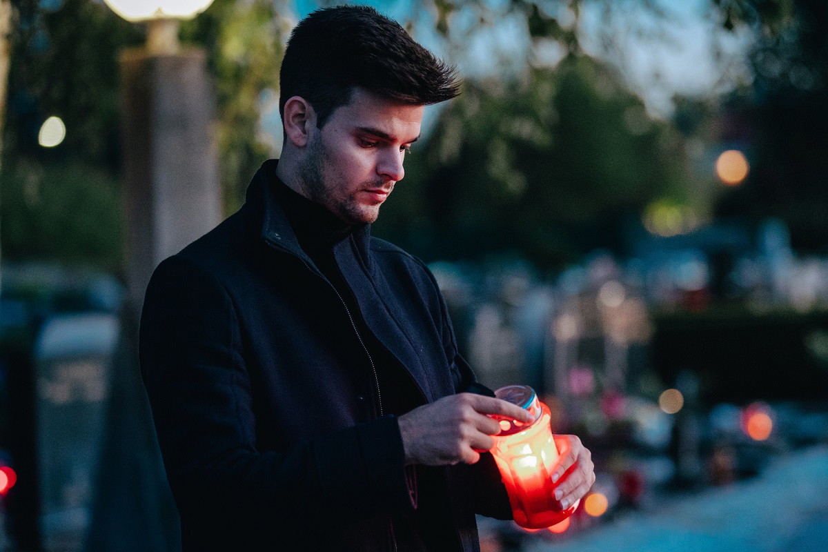 chłopak na cmentarzu