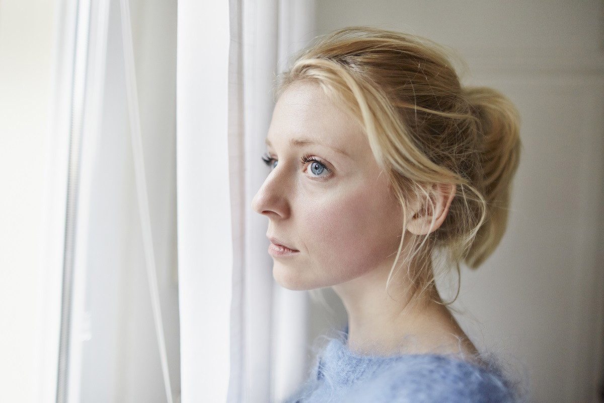 dziewczyna stojąca w oknie