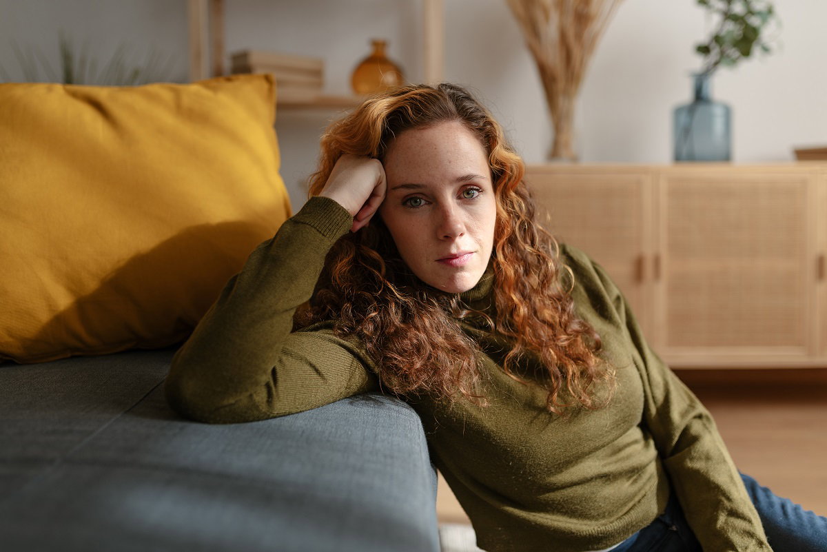 dziewczyna w salonie