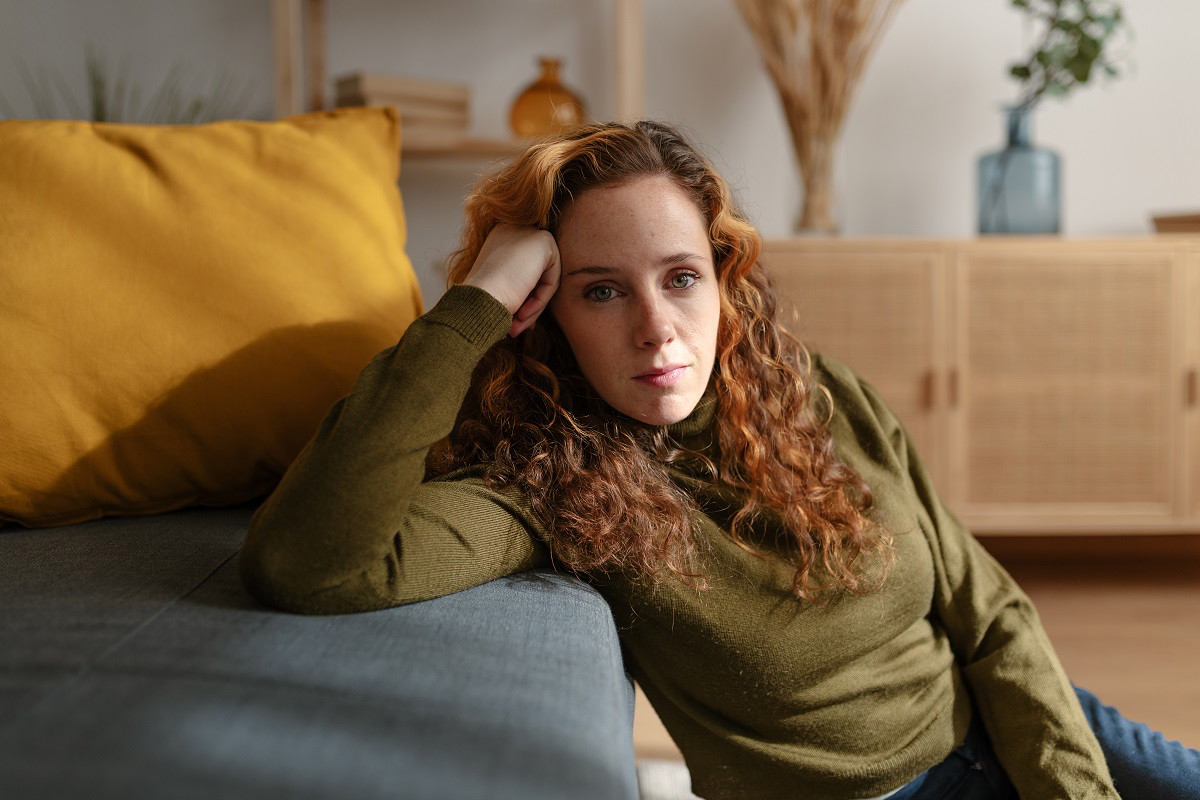 dziewczyna w salonie