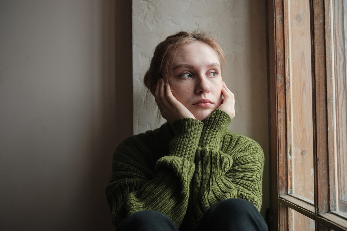 dziewczyna w zielonym swetrze