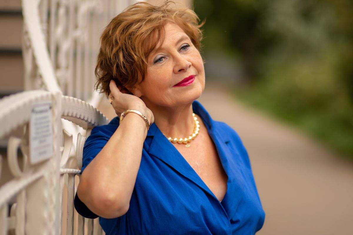 Elegancka kobieta w średnim wieku