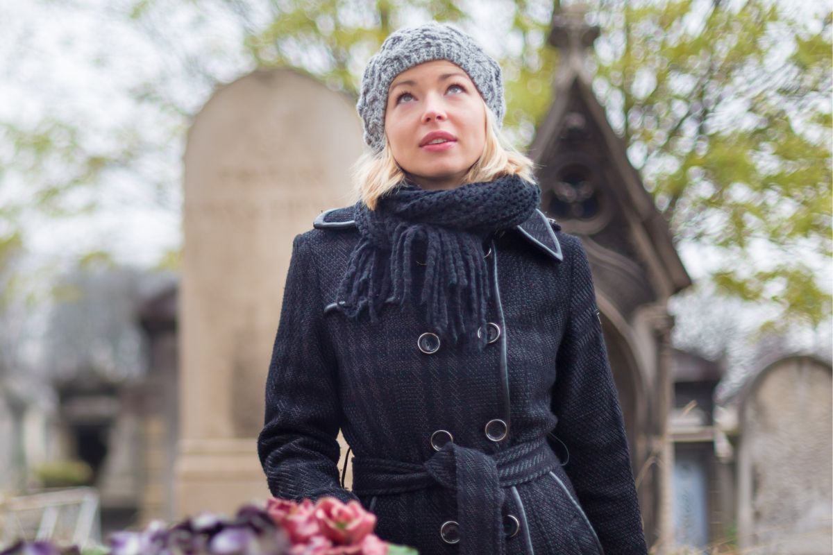 Kobieta na cmentarzu